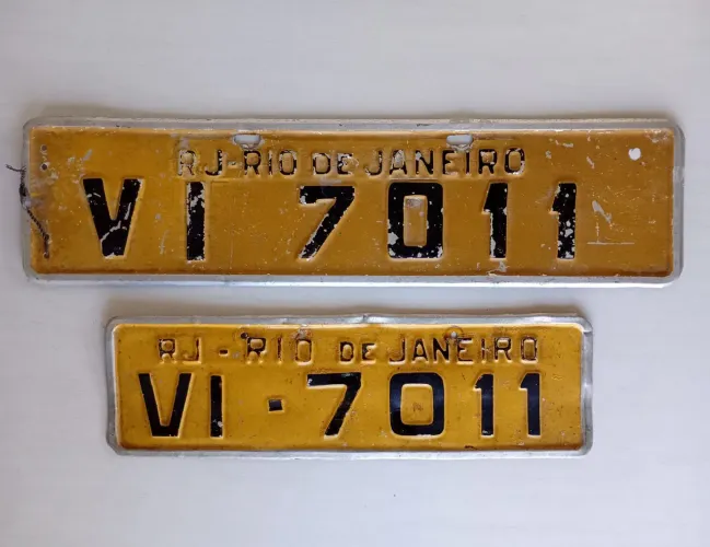 Par de placas amarelas antigas
