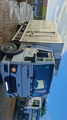Ford Cargo 816 Baú Frigorífico - Excelente Estado - Pronto para Trabalhar