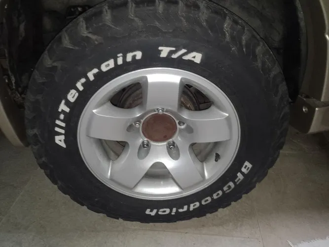 Tracker ou Suzuki Grand Vitara Pneus 