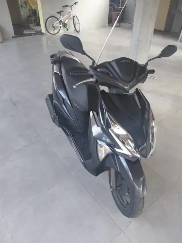 Vendo Honda Elite 125 ano 2022, scooter ideal para o dia a dia, oferecendo economia.