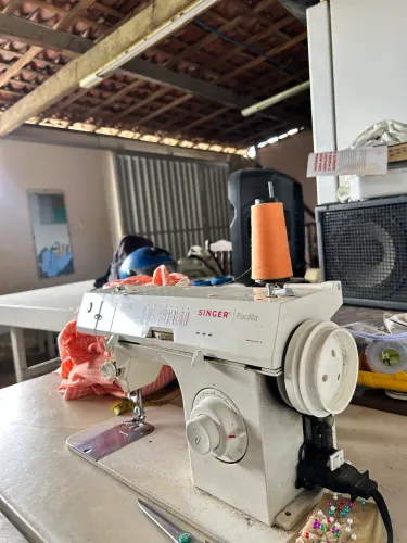 Máquina Singer Facilita