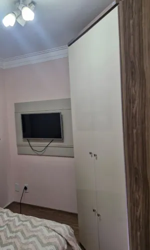 Conjunto guarda-roupa canto e painel de TV