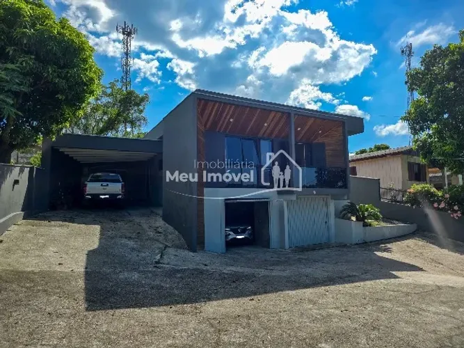 Casa semimobiliada 220m² 2 dorm 3 banheiros bem próxima ao centro de Criciúma 
