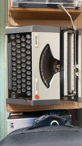 Máquina de escrever Olivetti