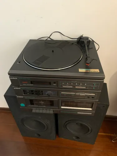 Toca disco gradiente com caixas de som