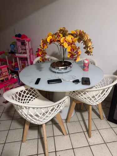 Mesa de jantar redonda com tampo de vidro e 4 cadeiras.