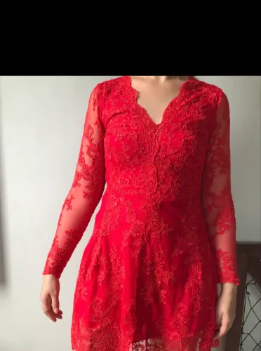 Vestido vermelho em renda de tule