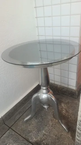 Mesa Lateral / Mesa de Canto em Alumínio Polido com Tampo de Vidro