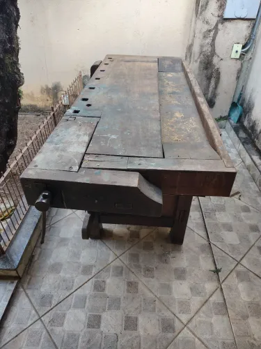 ? BANCADA / MESA DE MARCENEIRO ANTIGA EM MADEIRA MACIÇA - PEÇA RARA E MUITO RESISTENTE