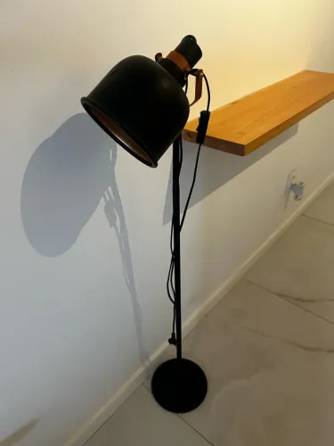Luminária de chão preta articulável - estilo moderno