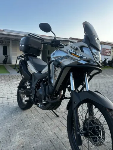 Moto Sahara 300 Adventure Honda com acessórios