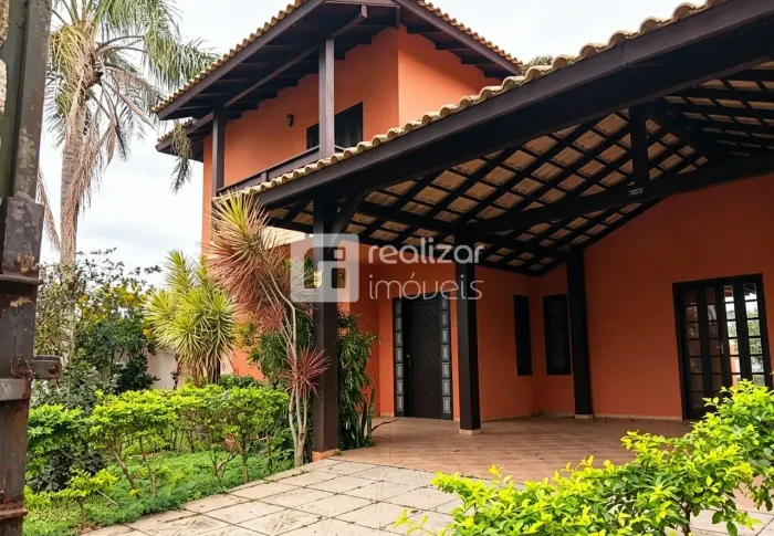 450 m² de terreno e 186 m² de área construída,