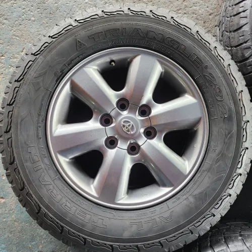 RODAS TOYOTA HILUX/SW4 ARO 17 6X139 ORIGINAIS E PNEUS 265/65