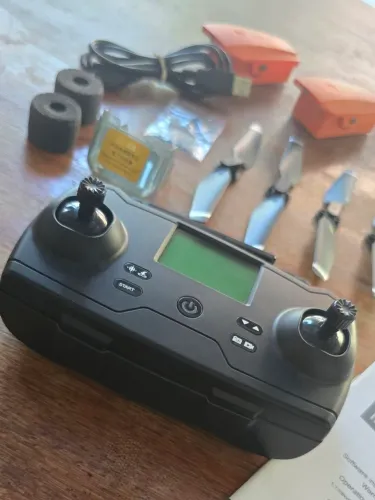 RC original p/ drone KF102 + 2 baterias seminovas + Peças de reposição