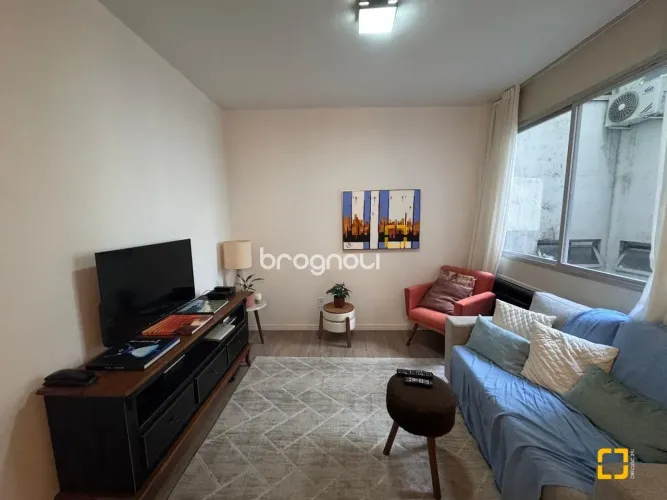 Apartamento mobiliado com 1 quarto e 50m² privativos no Centro de Florianópolis