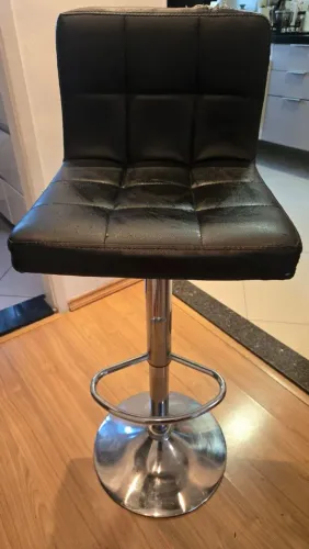 Banqueta em corino com detalhes cromados (com detalhes)
