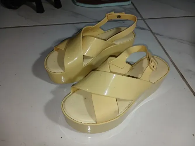 Melissa Essential Platform Amarela N36 - Desapego Perfeito Estado