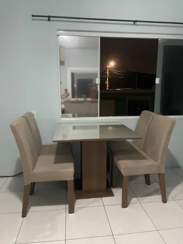 Mesa de Jantar 4 Lugares - 90x90 - Tampo de Vidro + 4 Cadeiras