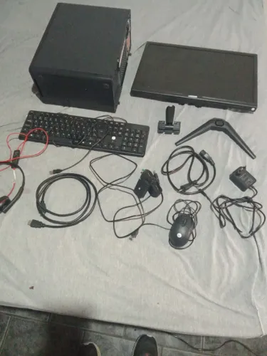 Pc Intel 8Gb RAM SSD 120 GB, tela não funciona, periféricos inclusos e funcionando