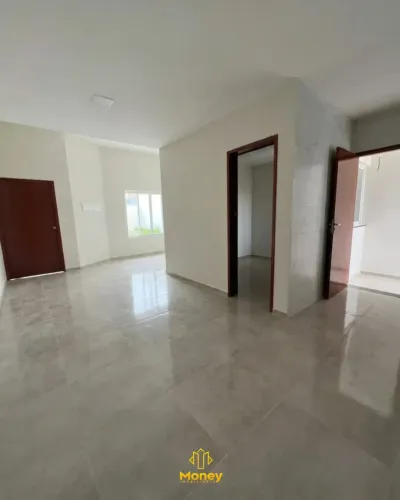 3 Quartos, 3Banheiros, Pé de direito Elevado, Piscina e Churrasqueira.
