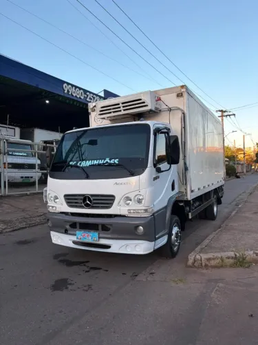 MB 915 C Accelo 2009/2009 baú refrigerado