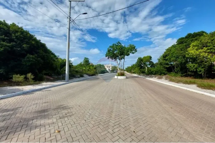 "Seu Refúgio em Prado: Terreno à Beira-Mar - Condomínio Reserva da Barra"