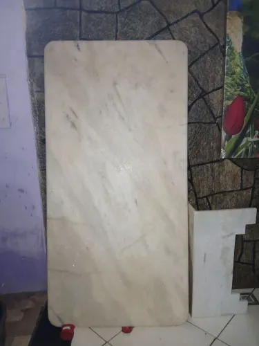 Vende-se uma mesa de mármore 1.80 so tem um pé pq o outro pé caiu e quebrou 