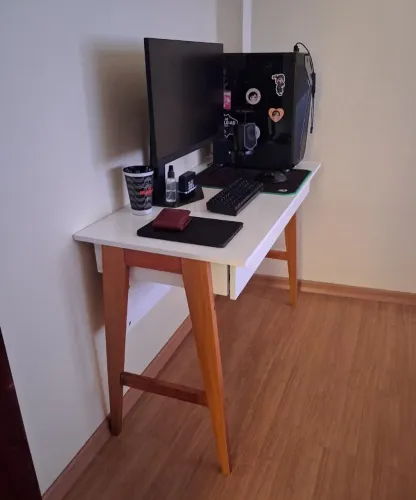 Mesa escrivaninha com gaveta 