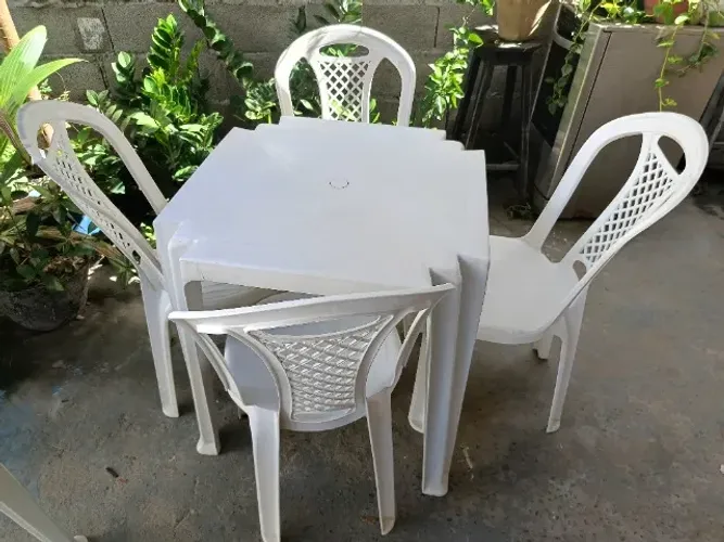 Mesa com 4 cadeiras