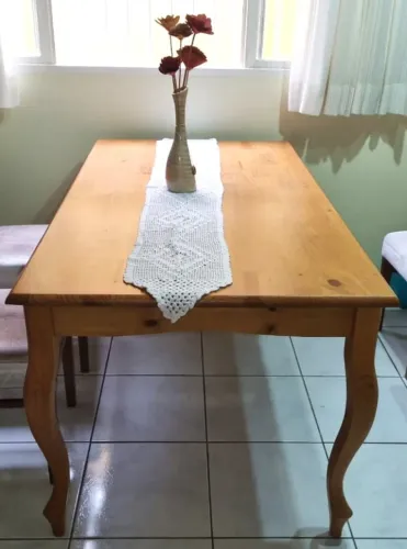 Jogo de Jantar Impecável - Mesa Madeira Maciça + 4 Cadeiras Suede