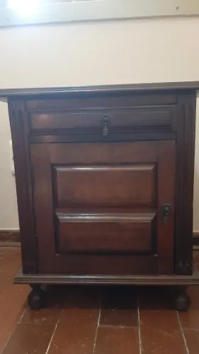 MESA DE CABEÇEIRA EM MADEIRA MACIÇA-PEÇA UNICA-50(c) x 39(l) x 57(h)cm - OTIMA CONSERVAÇÃO