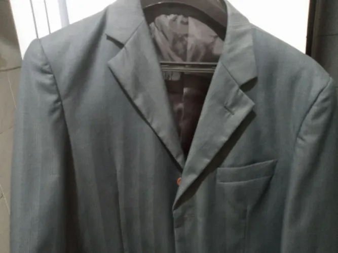 Vendo conjunto. Paletó boa qualidade