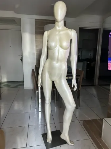Vendo lindo manequim de fibra 180,00