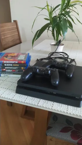 PS4 + 6 jogos (Red Dead redemption 2, GTA 5, The last of us, FIFA, NBA 2k e Metal gear.