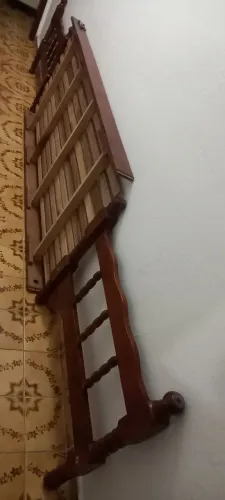 Cama de madeira tamanho solteiro com colchão D33 de espuma