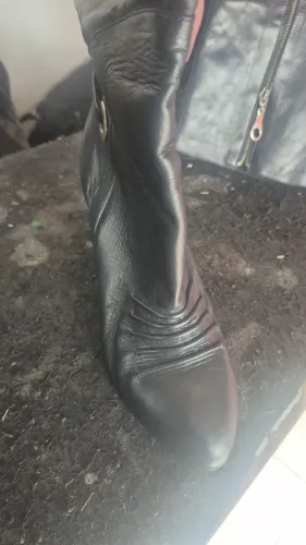 Bota preta de couro confortável