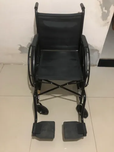 Vende-se cadeira de rodas