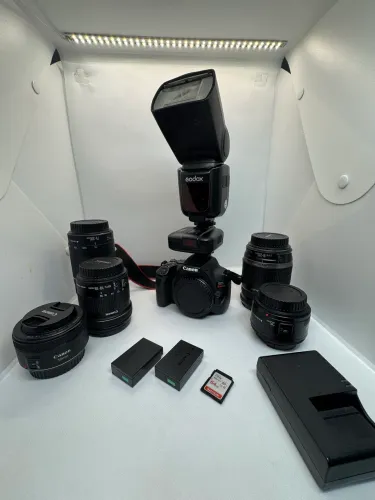 Câmera Canon SL3 4k com kit de lentes e flash externo