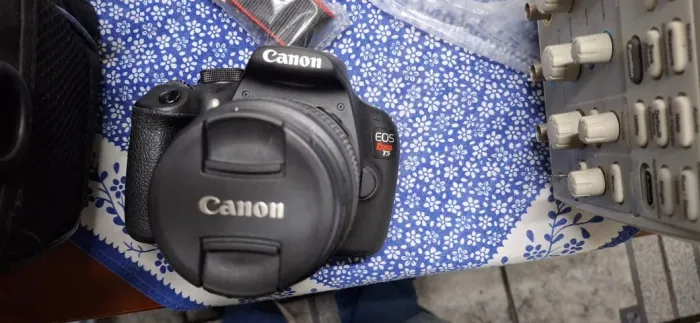 Camera Canon Rebel T5 - Usada 2x