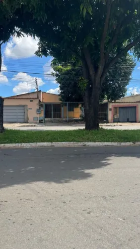 Casa 3Q na Av. Bartolomeu Bueno - 5 min do Buriti Shopping (Excelente p/ Comércio)