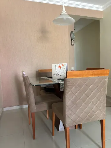 Vendo Uma mesa com 4 cadeiras sendo uma precisando de reparos