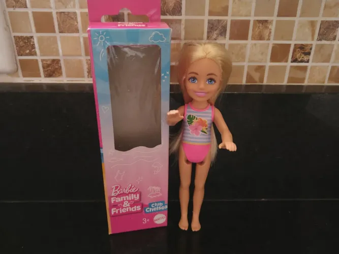 Barbie Chelsea Loira Club Praia (Mattel)