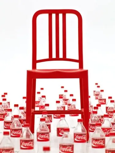 Cadeira Emeco Vermelha Original - Feita com 111 Garrafas PET da Coca-Cola