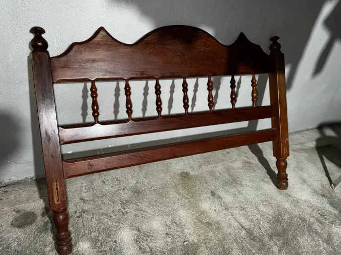 Cama de casal de madeira. 