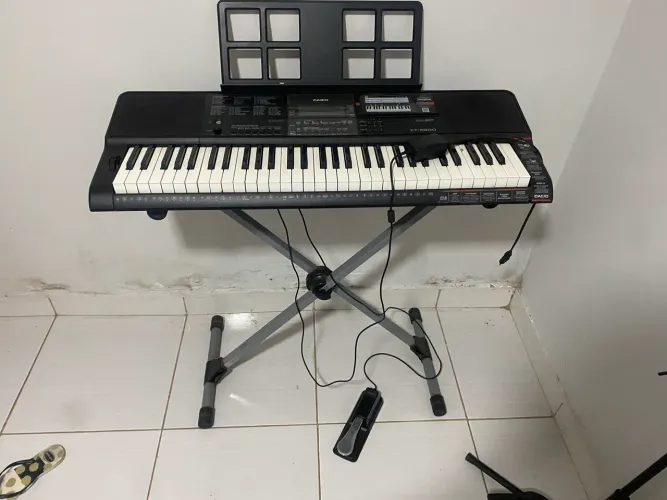 Vendo teclado ct x 800 semi novo