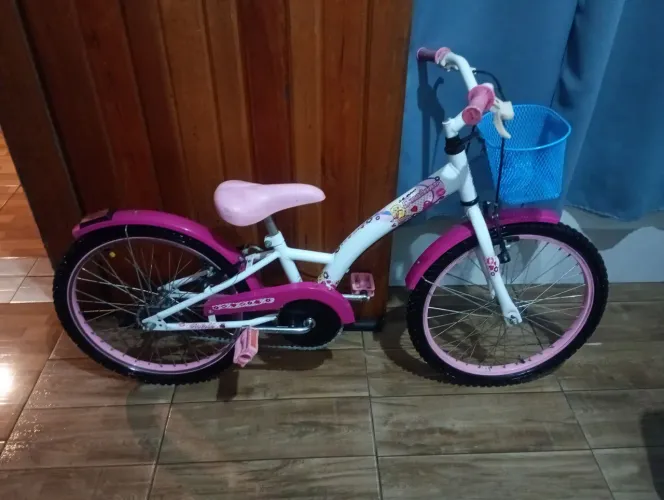 Bicicleta aro 20 seminova de menina com cestinha