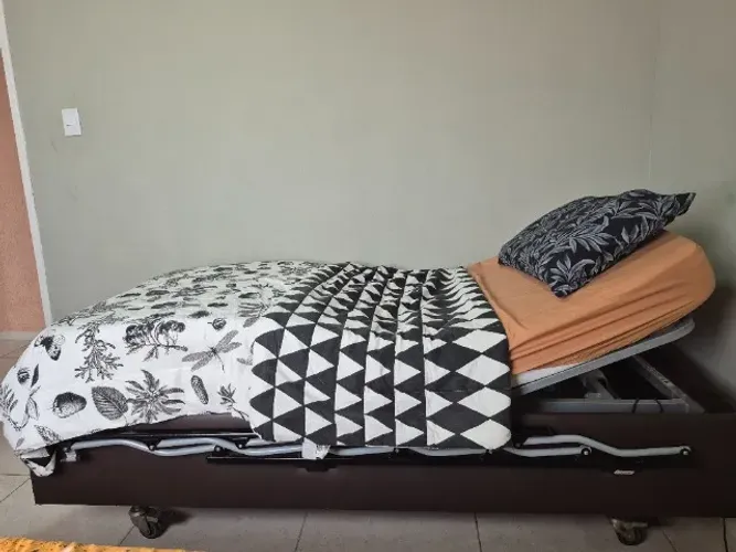 Cama Residencial Hospitalar Motorizada com Elevação de Leito e Colchão Articulado