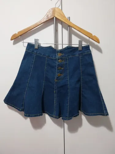Saia Jeans Feminina Curta - Modelo Evasê com Botões