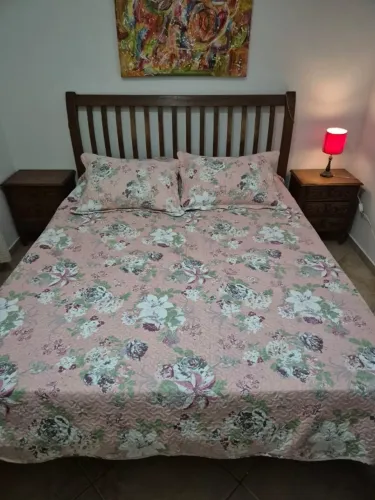 Conjunto de Cama em Madeira Maciça Ripada Queen e 2 Criados Mudos também em madeira maciça