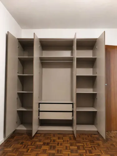 Guarda-Roupa Grande e Espaçoso em Ótimo Estado